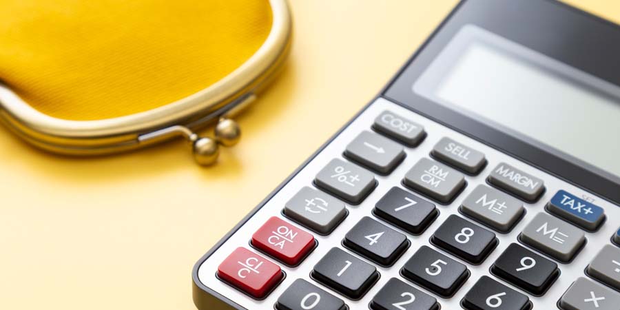 教育ローンの申込方法を検討する際の借入額や返済額を計算するイメージ画像