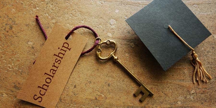 奨学金は卒業後から返済が始まることを示す学位帽と鍵のイメージ画像