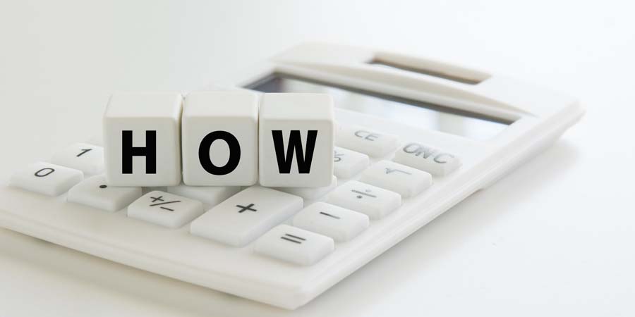 教育ローンは卒業後から返済開始もできることを示す電卓と「HOW」のブロック画像